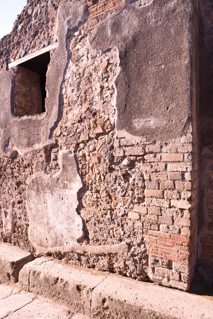 Vicolo del Citarista, west side, Pompeii. October 2019.
Looking south to window and surrounding stucco.
Foto Tobias Busen, ERC Grant 681269 DÉCOR.