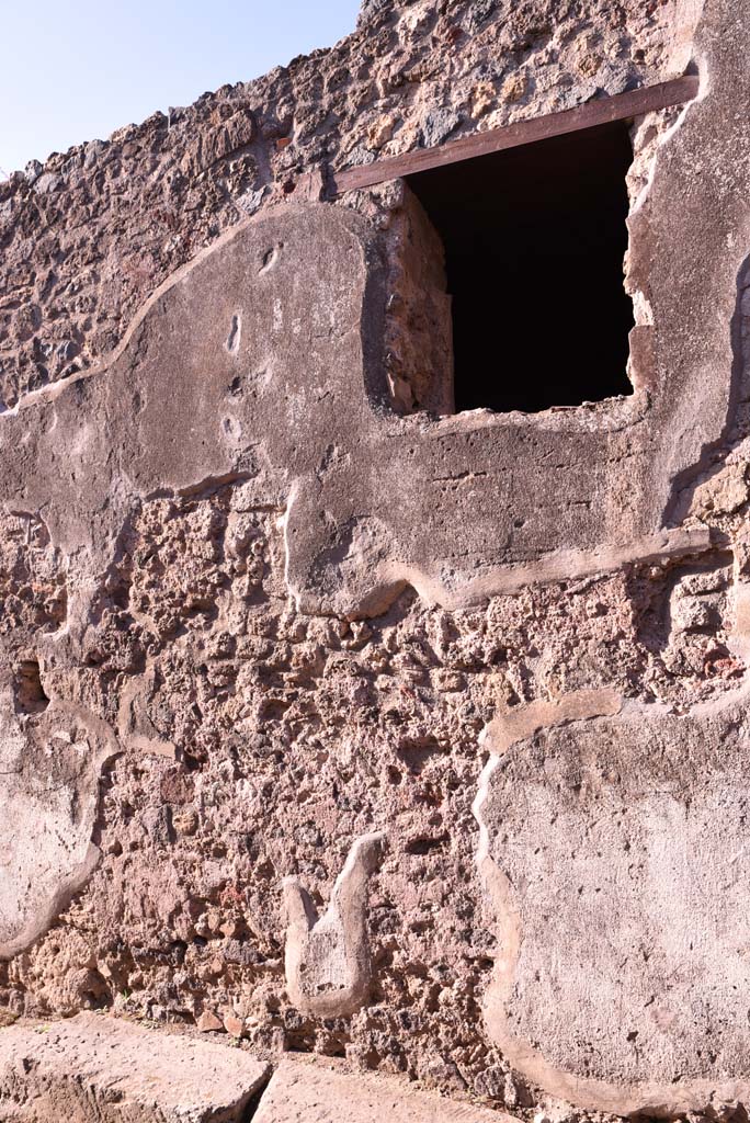 Vicolo del Citarista, west side, Pompeii. October 2019. Detail of stucco around window.
Foto Tobias Busen, ERC Grant 681269 DÉCOR.
