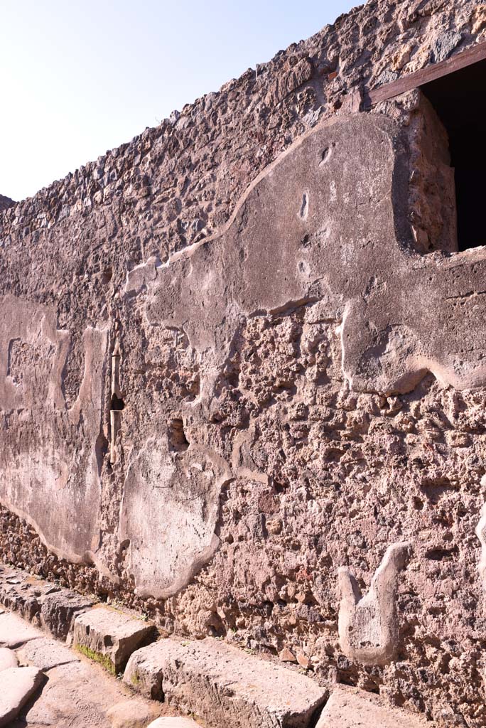 Vicolo del Citarista, west side, Pompeii. October 2019.
South side of window, detail of stucco around window, and downpipe from an upper floor.
Foto Tobias Busen, ERC Grant 681269 DÉCOR.