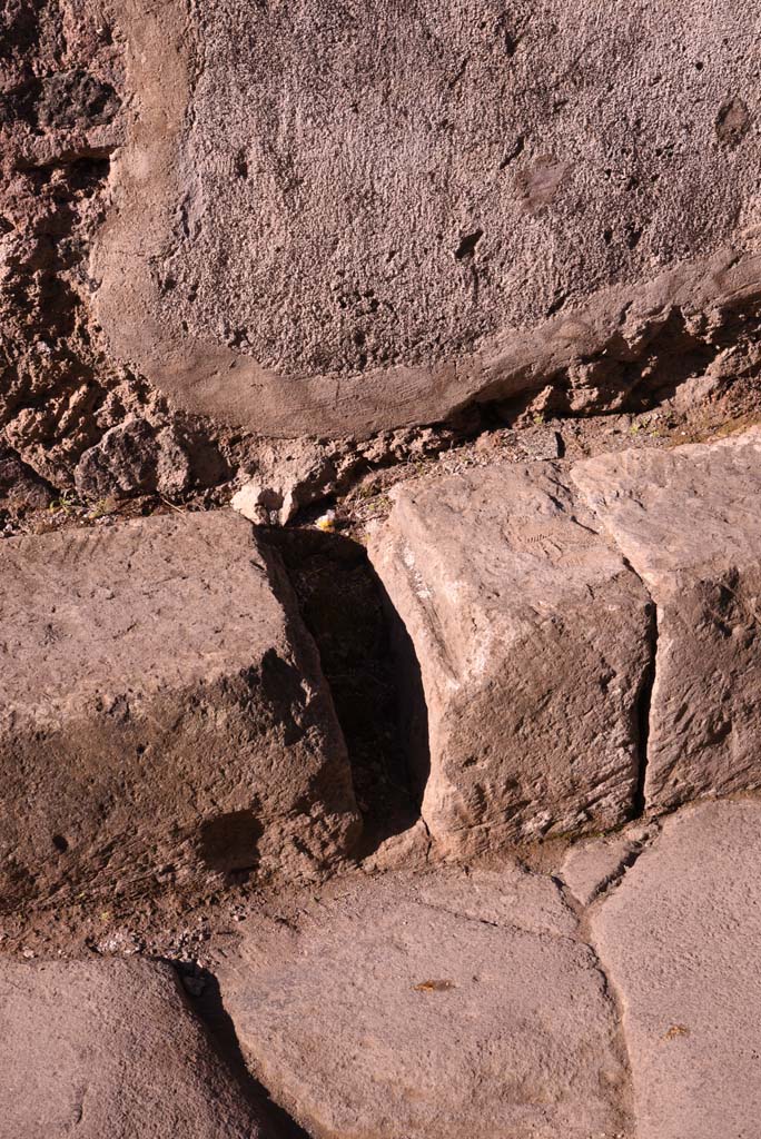 Vicolo del Citarista, west side, Pompeii. October 2019. Detail of block pavement edge.
Foto Tobias Busen, ERC Grant 681269 DÉCOR.