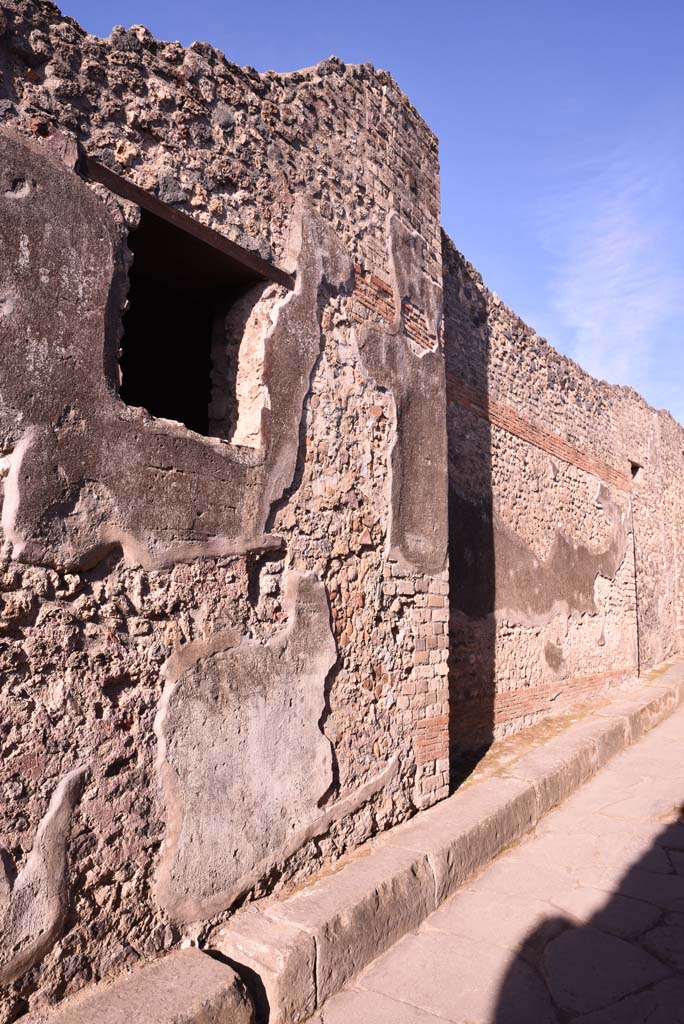 Vicolo del Citarista, west side, Pompeii. October 2019. Looking north from window area.
Foto Tobias Busen, ERC Grant 681269 DÉCOR.