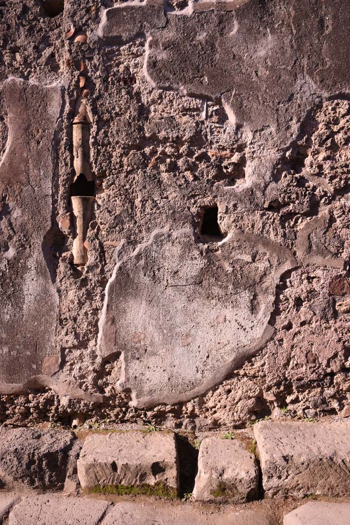 Vicolo del Citarista, west side, Pompeii. October 2019. Downpipe from an upper floor.
Foto Tobias Busen, ERC Grant 681269 DÉCOR.