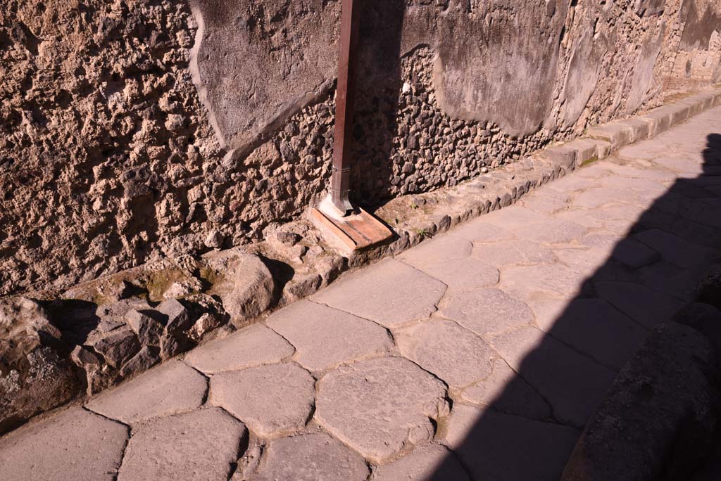 Vicolo del Citarista, west side, Pompeii. October 2019. Pavement edging, looking north.
Foto Tobias Busen, ERC Grant 681269 DÉCOR.