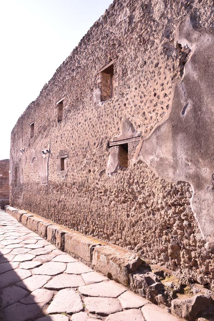 Vicolo del Citarista, west side, Pompeii. October 2019.
Looking south to junction with Vicolo del Menandro.
Foto Tobias Busen, ERC Grant 681269 DÉCOR.