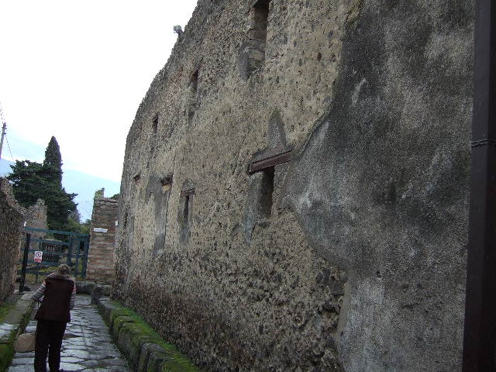 Vicolo del Citarista. West side. Looking south along side wall of I.4.28. December 2005.