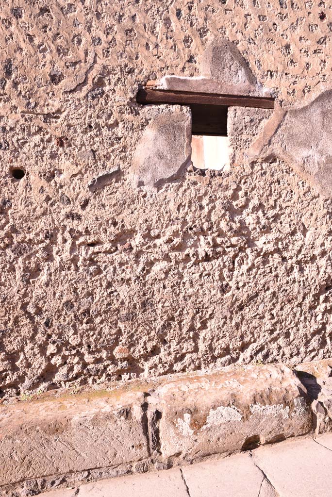 Vicolo del Citarista, west side, Pompeii. October 2019. Detail of lower floor window.
Foto Tobias Busen, ERC Grant 681269 DÉCOR.