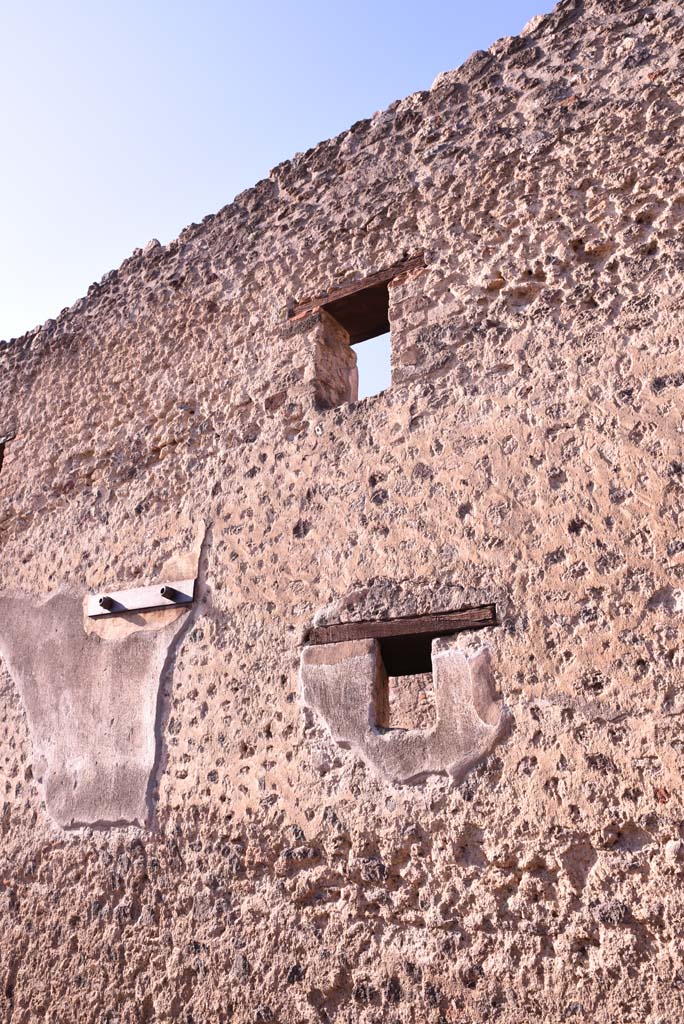 Vicolo del Citarista, west side, Pompeii. October 2019.
Detail of upper and second lower floor window.
Foto Tobias Busen, ERC Grant 681269 DÉCOR.