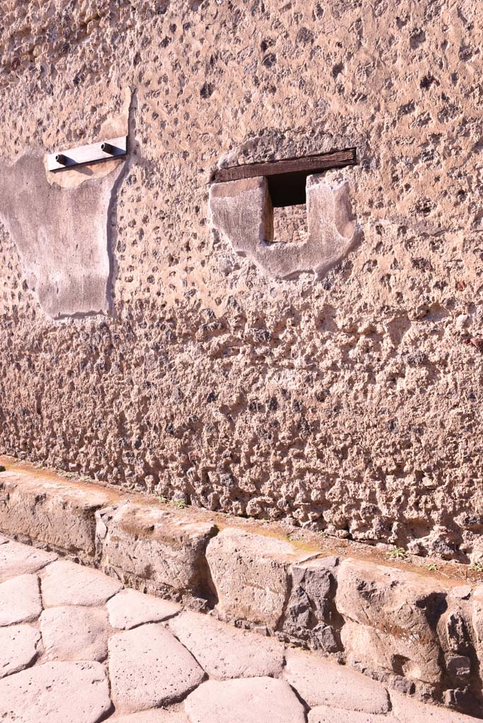 Vicolo del Citarista, west side, Pompeii. October 2019. Detail of second lower floor window.
Foto Tobias Busen, ERC Grant 681269 DÉCOR.