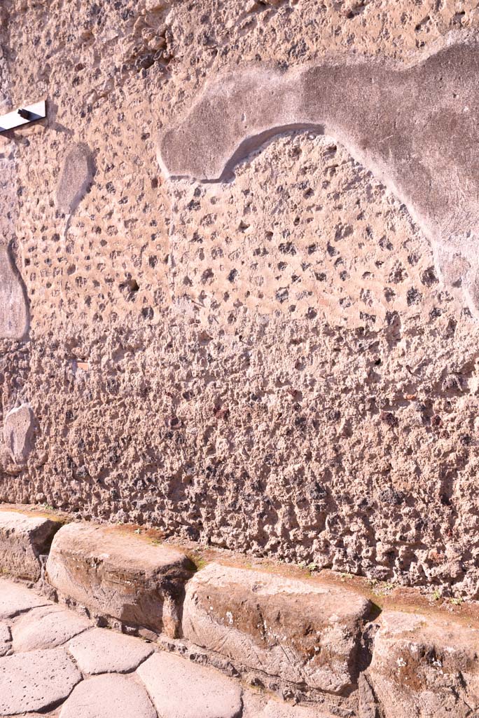Vicolo del Citarista, west side, Pompeii. October 2019.
Detail of wall on south side of second lower floor window.
Foto Tobias Busen, ERC Grant 681269 DÉCOR.