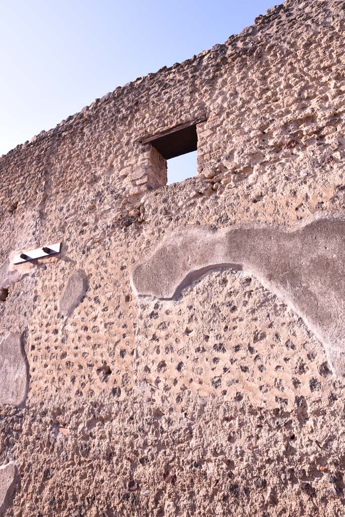 Vicolo del Citarista, west side, Pompeii. October 2019.
Detail of second upper floor window, and wall on south side of second lower floor window.
Foto Tobias Busen, ERC Grant 681269 DÉCOR.