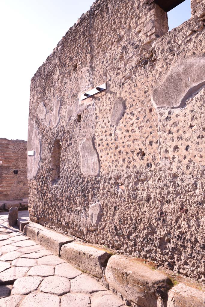 Vicolo del Citarista, west side, Pompeii. October 2019. Detail of south end of west wall.
Foto Tobias Busen, ERC Grant 681269 DÉCOR.