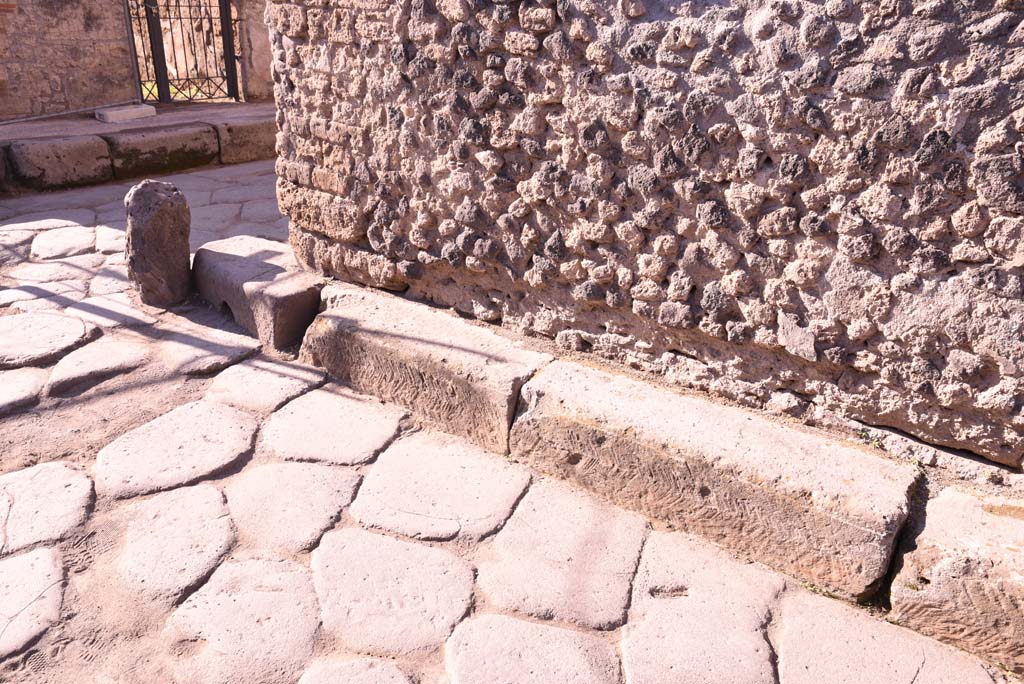 Vicolo del Citarista, west side, Pompeii. October 2019.
Detail of lower west wall and pavement at junction with Vicolo del Menandro, on left.
Foto Tobias Busen, ERC Grant 681269 DÉCOR.