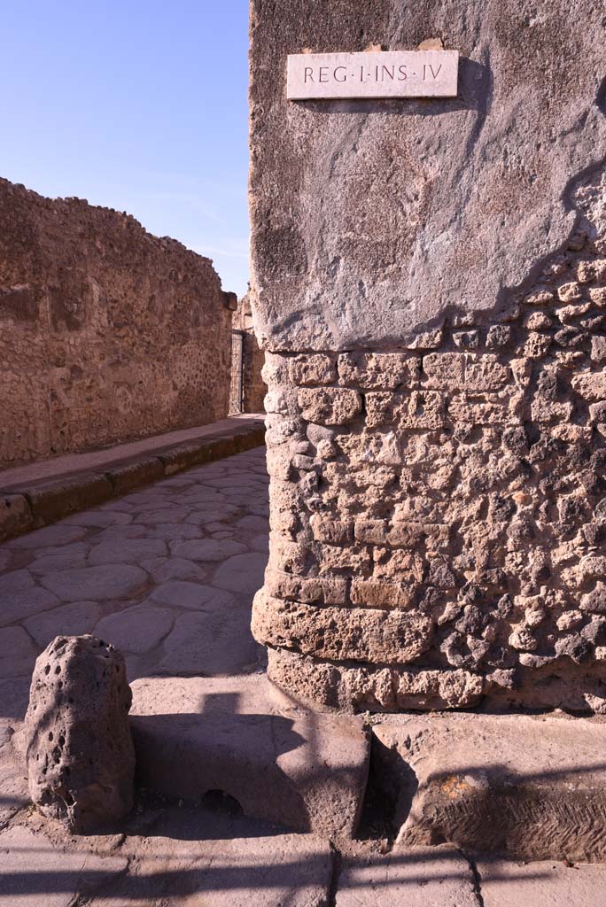 Vicolo del Citarista, west side, Pompeii. October 2019.
Looking west to lower wall and pavement at junction with Vicolo del Menandro, on left.
Foto Tobias Busen, ERC Grant 681269 DÉCOR.