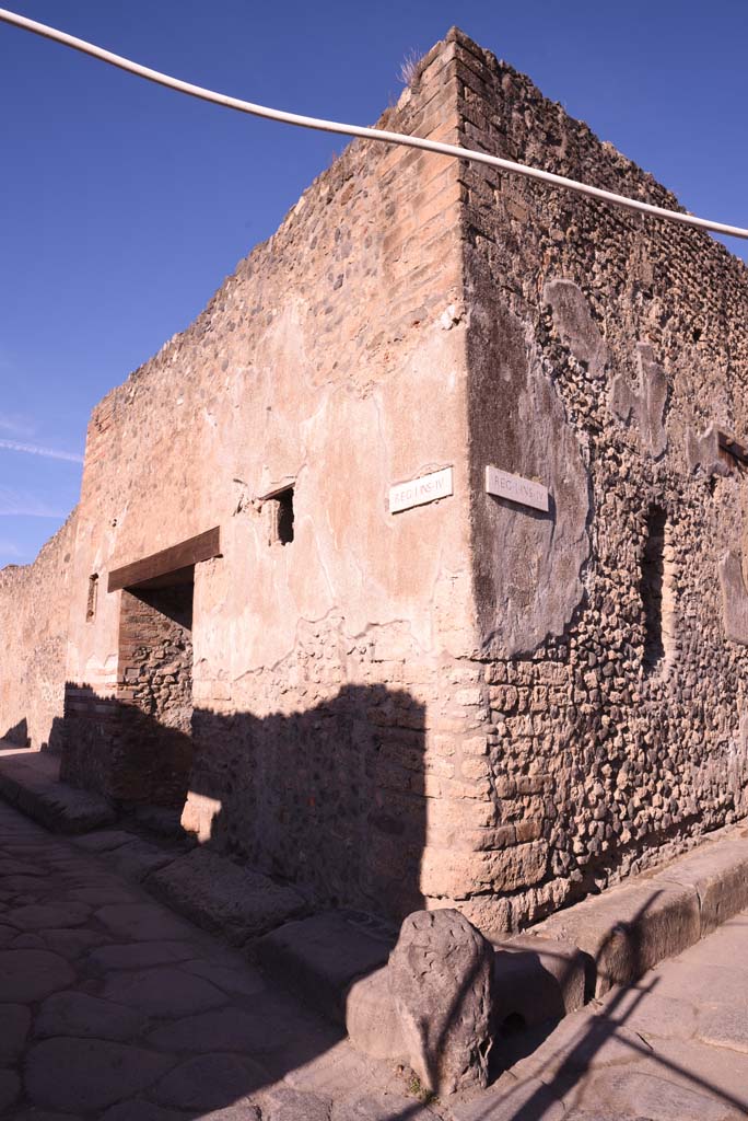 Vicolo del Citarista, west side, on right, Pompeii. October 2019.
Looking west on Vicolo del Menandro towards entrance doorway at I.4.28, on left.
Foto Tobias Busen, ERC Grant 681269 DÉCOR.