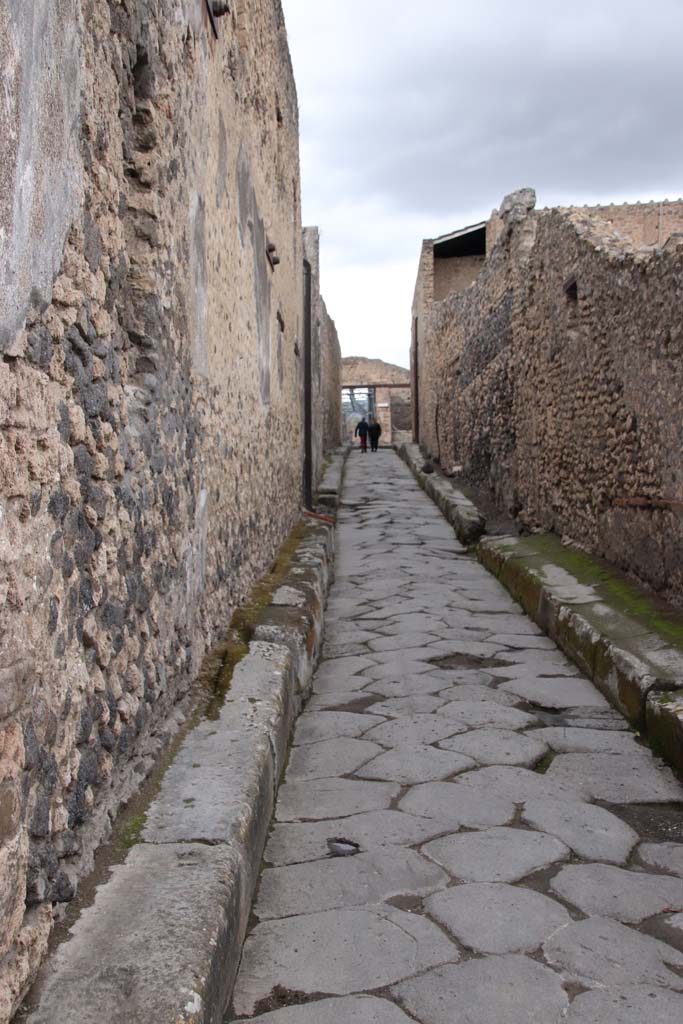 Vicolo del Citarista, Pompeii. October 2020. Looking north between I.4and I.6, during the year of the pandemic.
Photo courtesy of Klaus Heese.