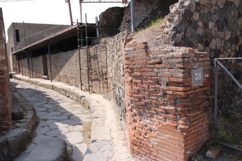 Vicolo del Farmacista between VI.4 and VI.17. September 2021.
Looking south from junction with Via Consolare. Photo courtesy of Klaus Heese.