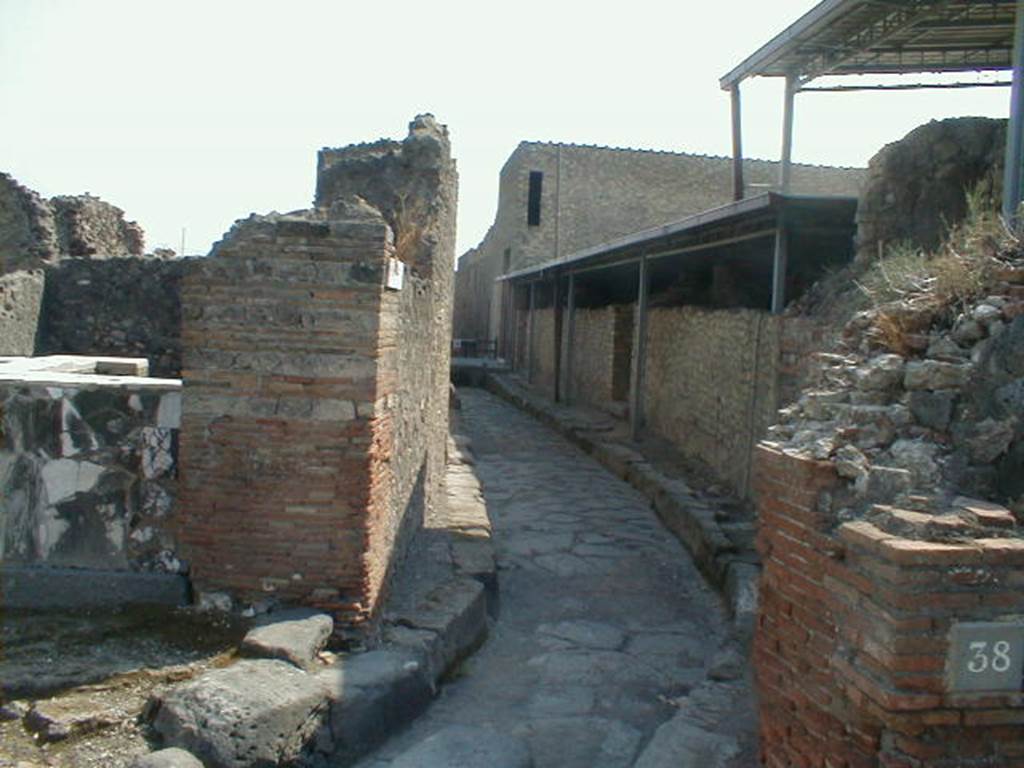 Vicolo del Farmacista between VI.4 and VI.17. Looking south from junction with Via Consolare. September 2004.