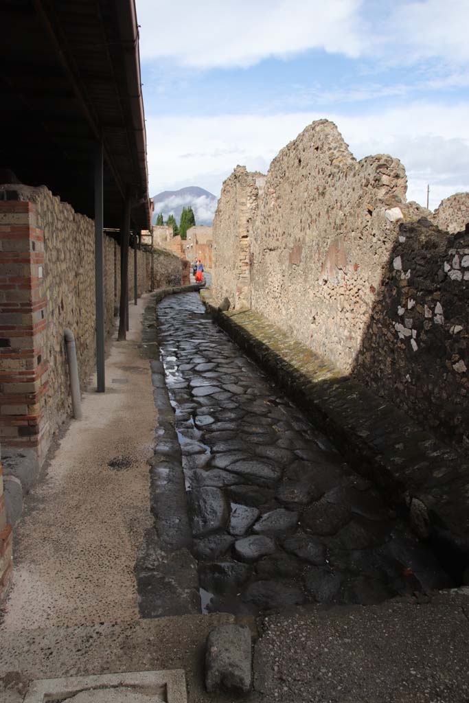 Vicolo del Farmacista. October 2020.
Looking north between VI.17 and VI.4. Photo courtesy of Klaus Heese.