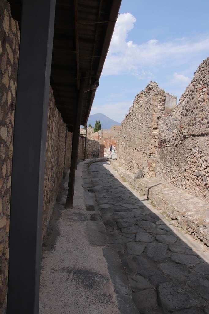 Vicolo del Farmacista. September 2021.
Looking north between VI.17 and VI.4. Photo courtesy of Klaus Heese.