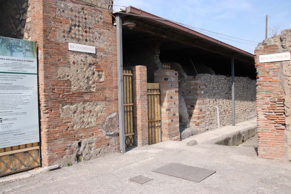 Vicolo del Farmacista, west side, Pompeii. September 2021.
Looking north-west from junction with Via delle Terme. Photo courtesy of Klaus Heese.