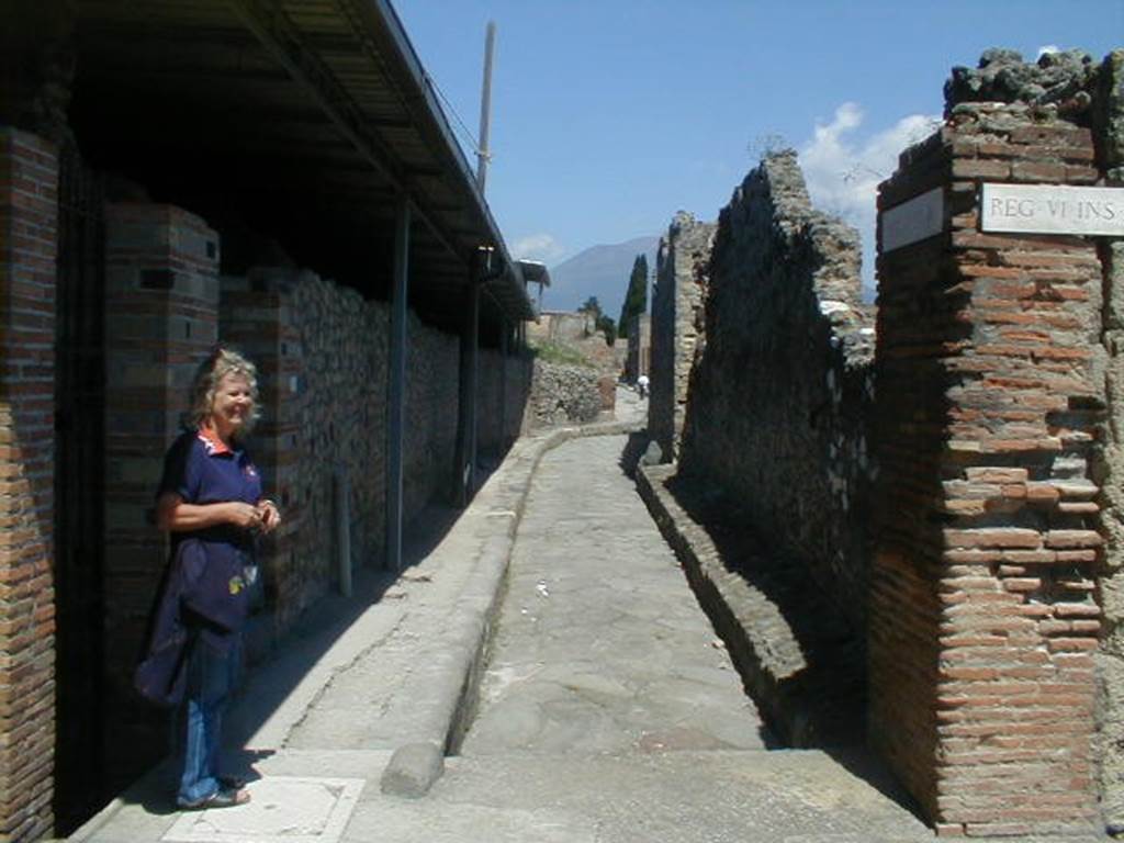 Vicolo del Farmacista between VI.17 and VI.4. Looking north from junction with Via delle Terme. May 2004.