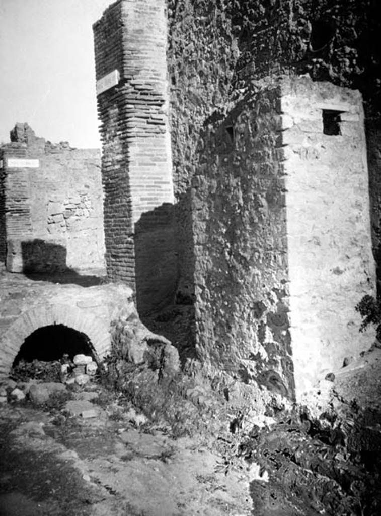 Vicolo del Farmacista Pompeii. W.1514. Looking north towards drain and Via delle Terme
Photo by Tatiana Warscher. Photo © Deutsches Archäologisches Institut, Abteilung Rom, Arkiv.