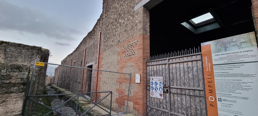 Vicolo del Farmacista, Pompeii. December 2023. Looking south from VII.16.22, on right. Photo courtesy of Miriam Colomer.