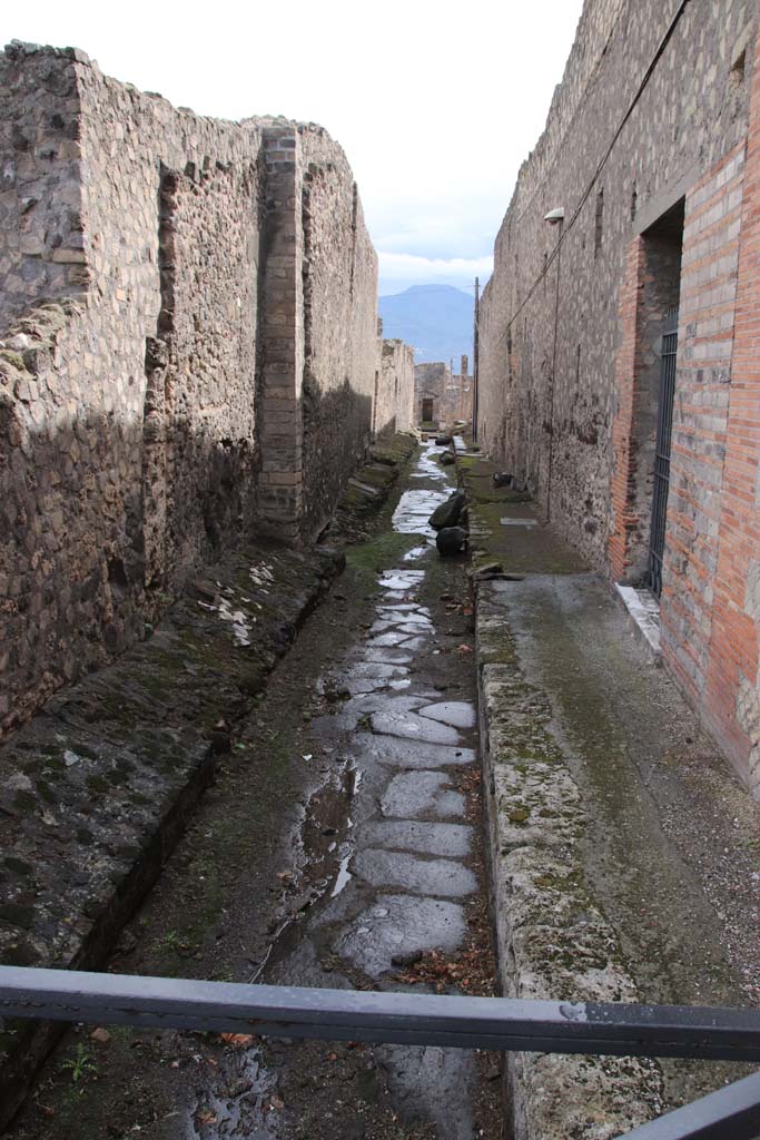 Vicolo del Farmacista between VII.6 and VII.16. October 2020.
Looking south from junction with Via delle Terme. Photo courtesy of Klaus Heese.