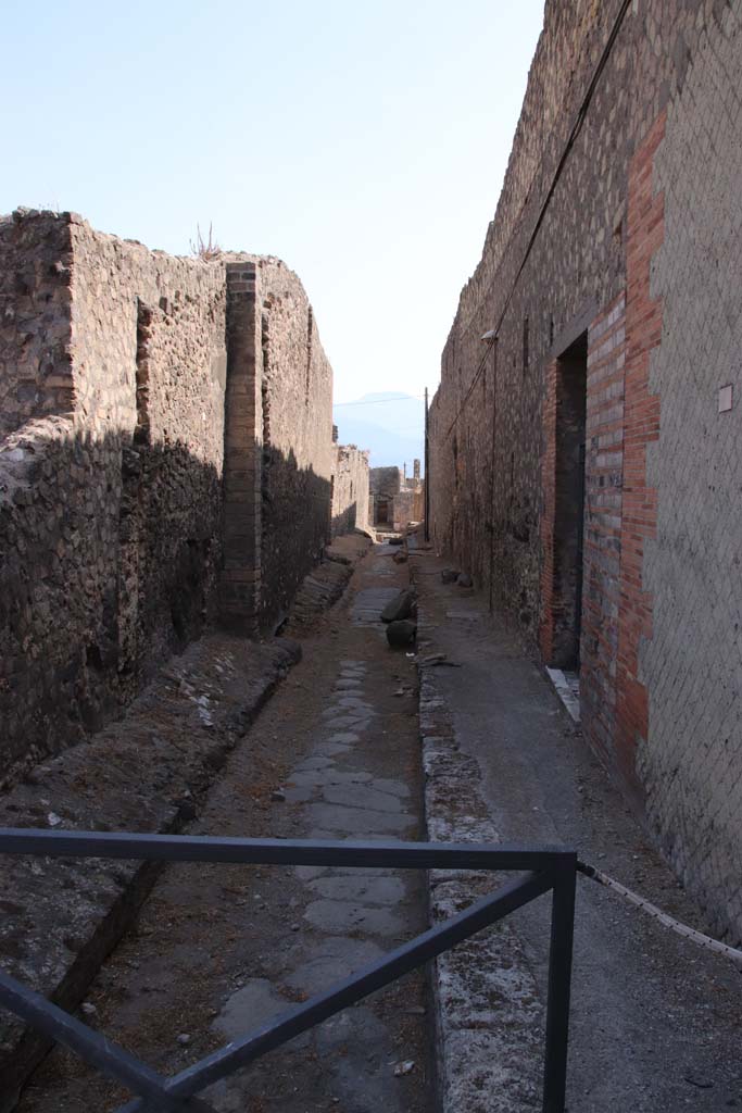 Vicolo del Farmacista between VII.6 and VII.16. September 2019. Looking south from junction with Via delle Terme.
Photo courtesy of Klaus Heese.