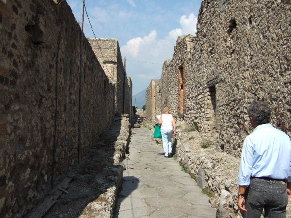 Vicolo del Farmacista between VII.16 and VII.6. Looking north from junction with Vicolo dei Soprastanti. September 2005.