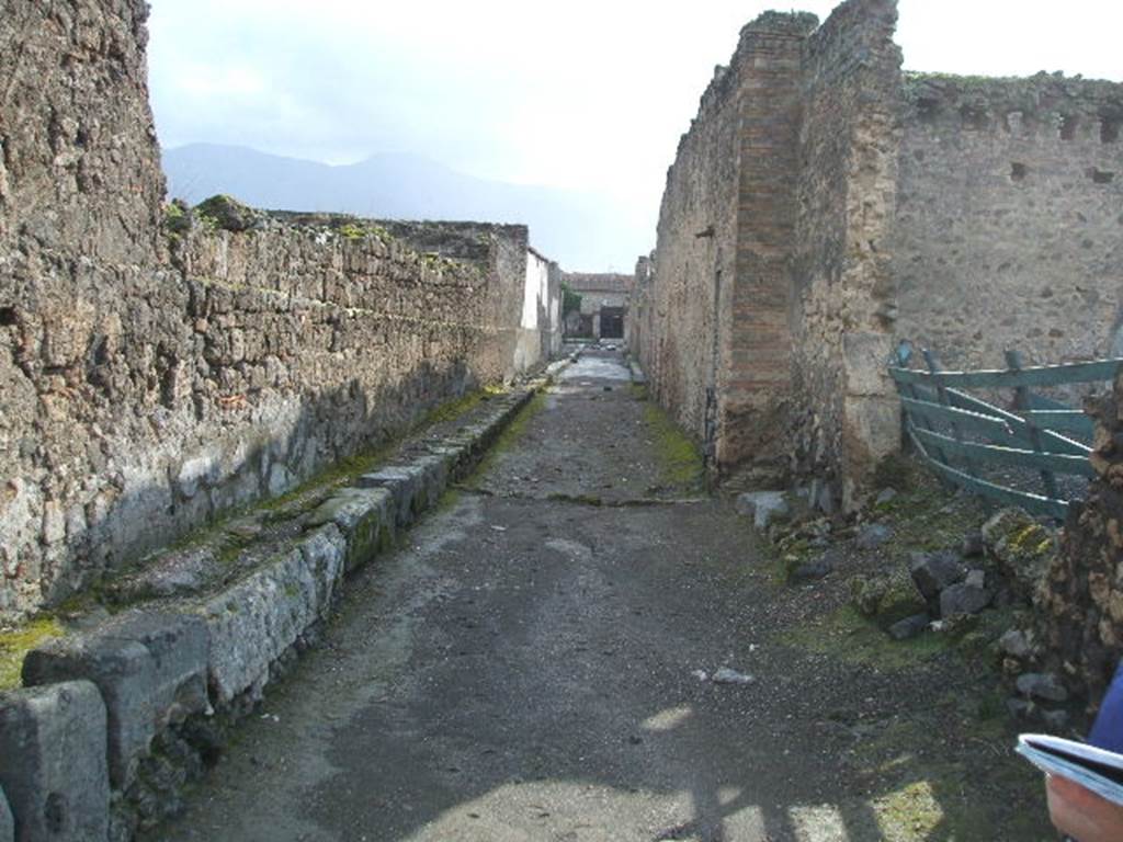 Vicolo del Fauno between VI.12 and VI.10. Looking south from crossroads with Vicolo di Mercurio. December 2004.
