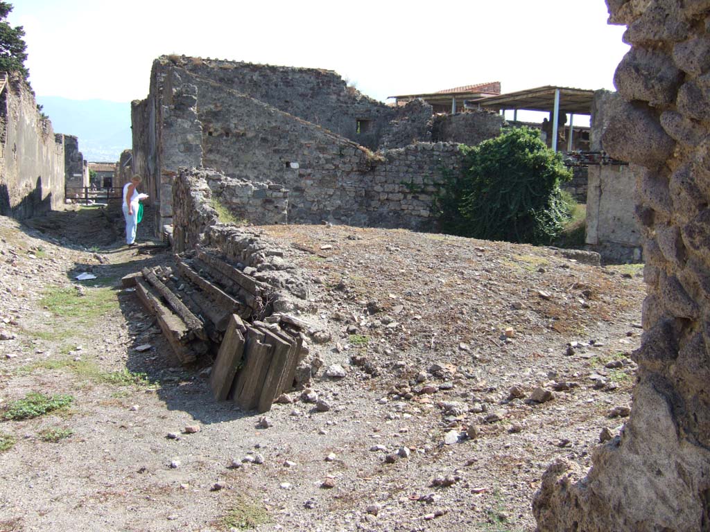Vicolo del Fauno between VI.11 and VI.9. September 2005. Looking south from VI.9.12. 