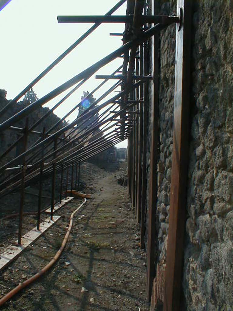 Vicolo del Fauno between VI.11 and VI.9. September 2004. Looking south from rear of VI.9.3. 