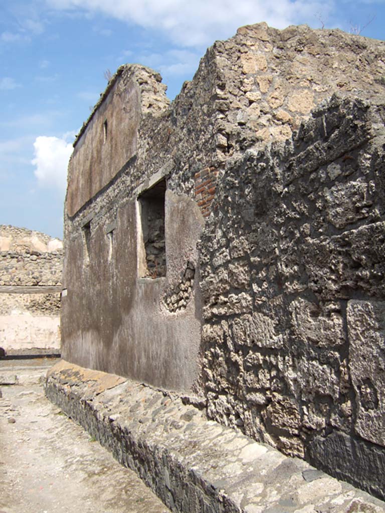 Vicolo del Gallo and corner wall of VII.7.18. September 2005. 
Looking north to junction with Vicolo dei Soprastanti. 
