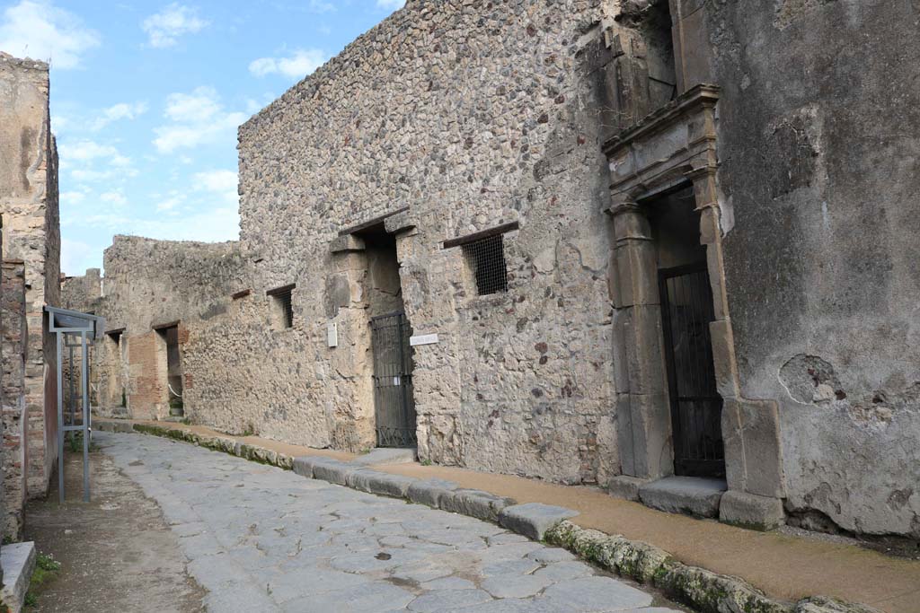 VII.1.47, Pompeii. December 2018.
Entrance doorway, in centre, on east side of Vicolo del Lupanare, with VII.1.48, on right. Photo courtesy of Aude Durand.