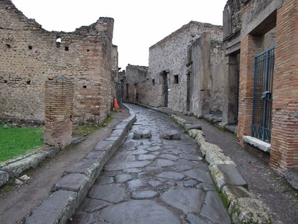 Vicolo del Lupanare between VII.11 and VII.1. Looking north from near the junction with Vicolo degli Scheletri. December 2006.