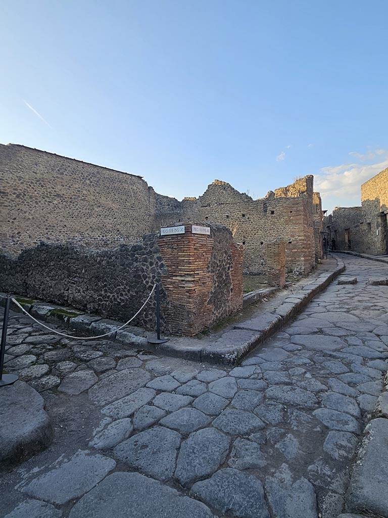 Vicolo del Lupanare, Pompeii. November 2024.
Looking north from junction with Vicolo degli Scheletri towards entrance doorways of VII.11.17 and 16.
Vicolo degli Scheletri is on the left. Photo courtesy of Annette Haug.