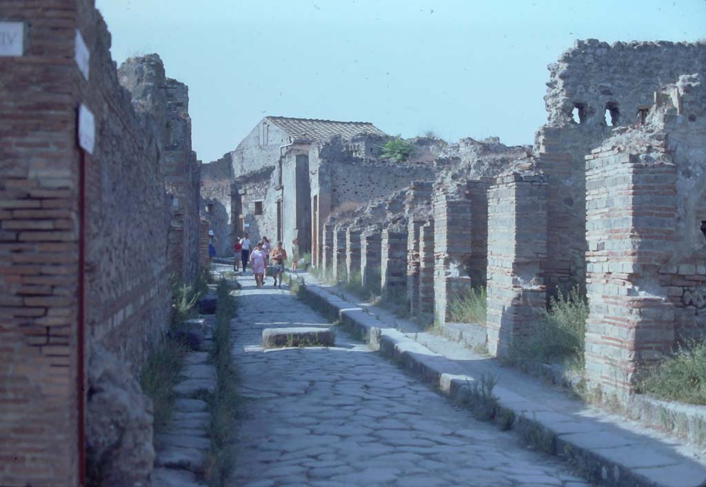 Vicolo del Lupanare, south end, 7th August 1976. Looking north from junction with Via dell’Abbondanza.
Photo courtesy of Rick Bauer, from Dr George Fay’s slides collection.