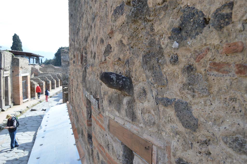 Vicolo del Lupanare, Pompeii. March 2018. Looking south to phallus on wall above doorway at VII.11.12.
Foto Taylor Lauritsen, ERC Grant 681269 DÉCOR.
