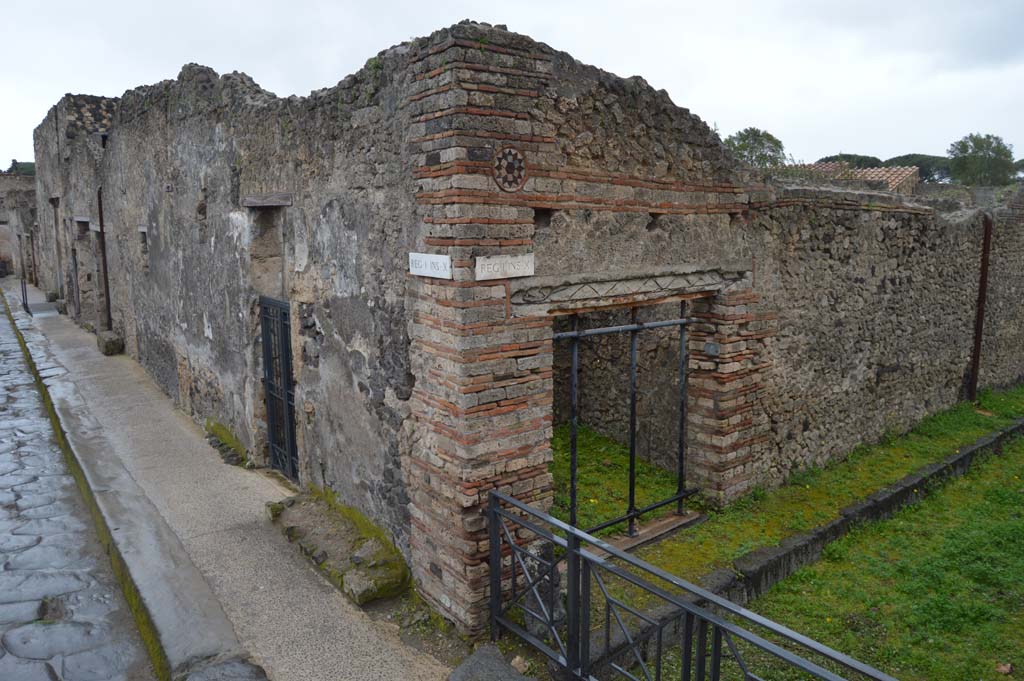 Vicolo del Menandro, south side, Pompeii. March 2018. 
Looking east from I.10.9 on corner junction with Vicolo del Citarista, on right. 
Foto Taylor Lauritsen, ERC Grant 681269 D�COR.
