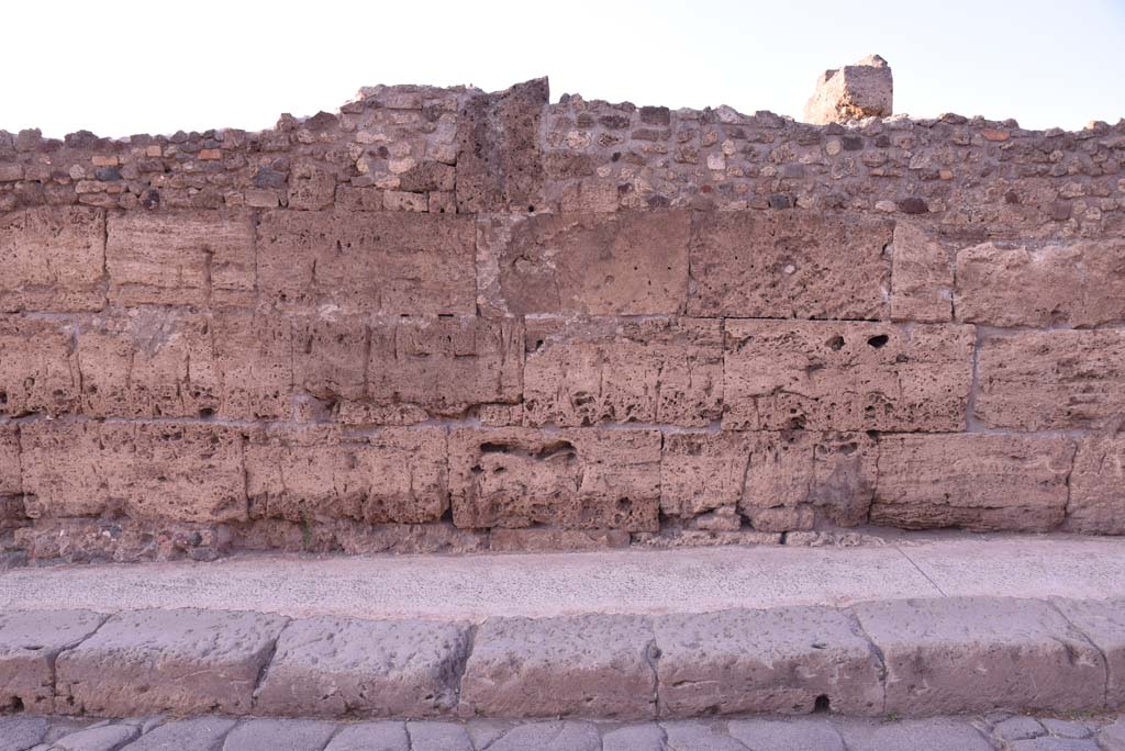 Vicolo del Menandro, north side, Pompeii. October 2019. Detail of perimeter wall. 
Foto Tobias Busen, ERC Grant 681269 D�COR.
