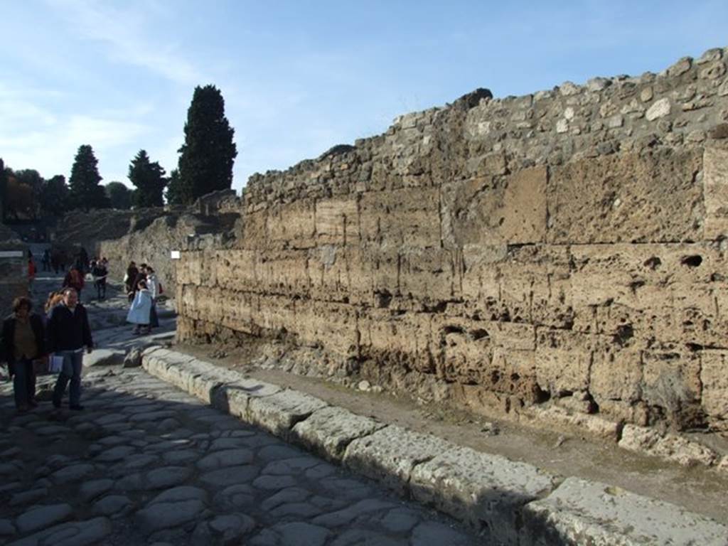 Vicolo del Menandro. North side. Looking west to junction with Via Stabiana. December 2007.