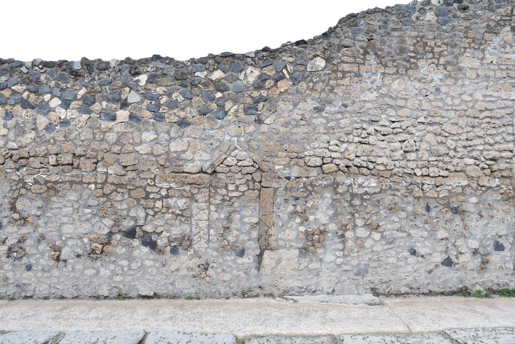 Vicolo del Menandro, north side, Pompeii. March 2018. Looking north towards south wall of Insula.
Foto Tobias Busen, ERC Grant 681269 D�COR.
