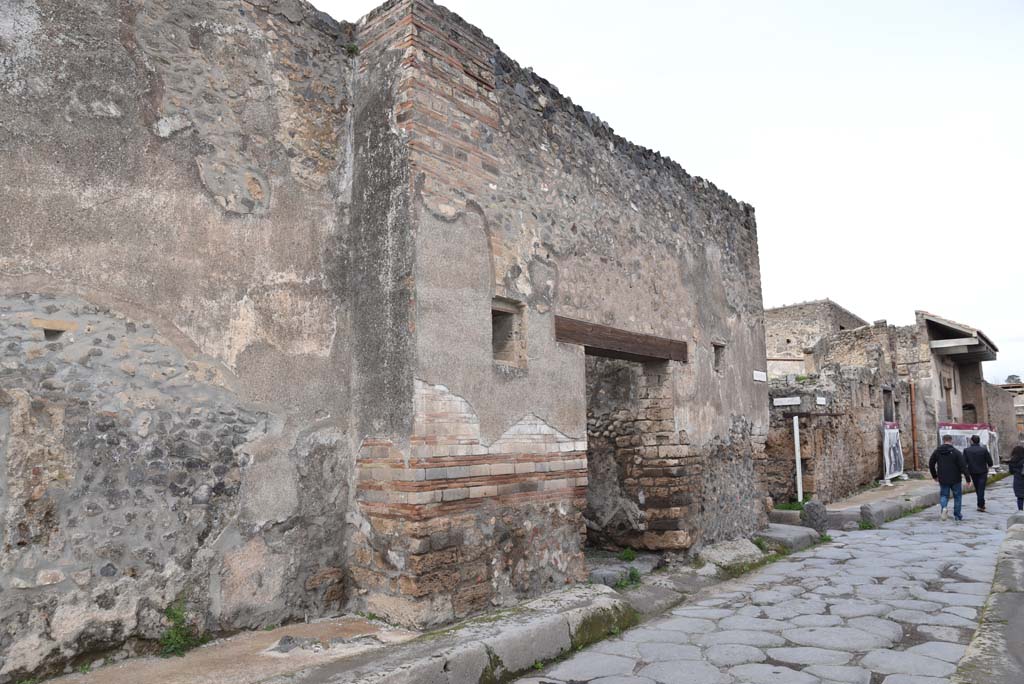 Vicolo del Menandro, north side, Pompeii. March 2018. 
Looking towards entrance doorway of I.4.28, centre right, and junction into Vicolo del Citarista.
Foto Tobias Busen, ERC Grant 681269 D�COR.

