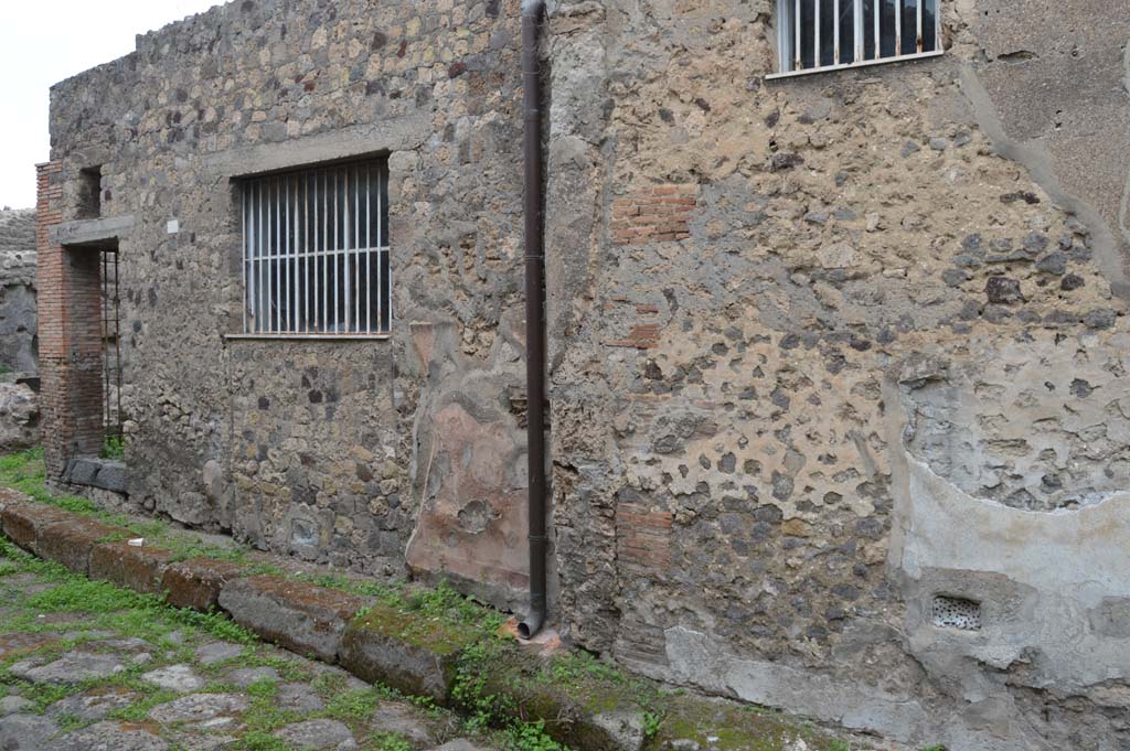 Vicolo del Panettiere, north side, Pompeii. October 2017. Looking north-west towards VII.3.27/26, on right.
Foto Taylor Lauritsen, ERC Grant 681269 DÉCOR.

