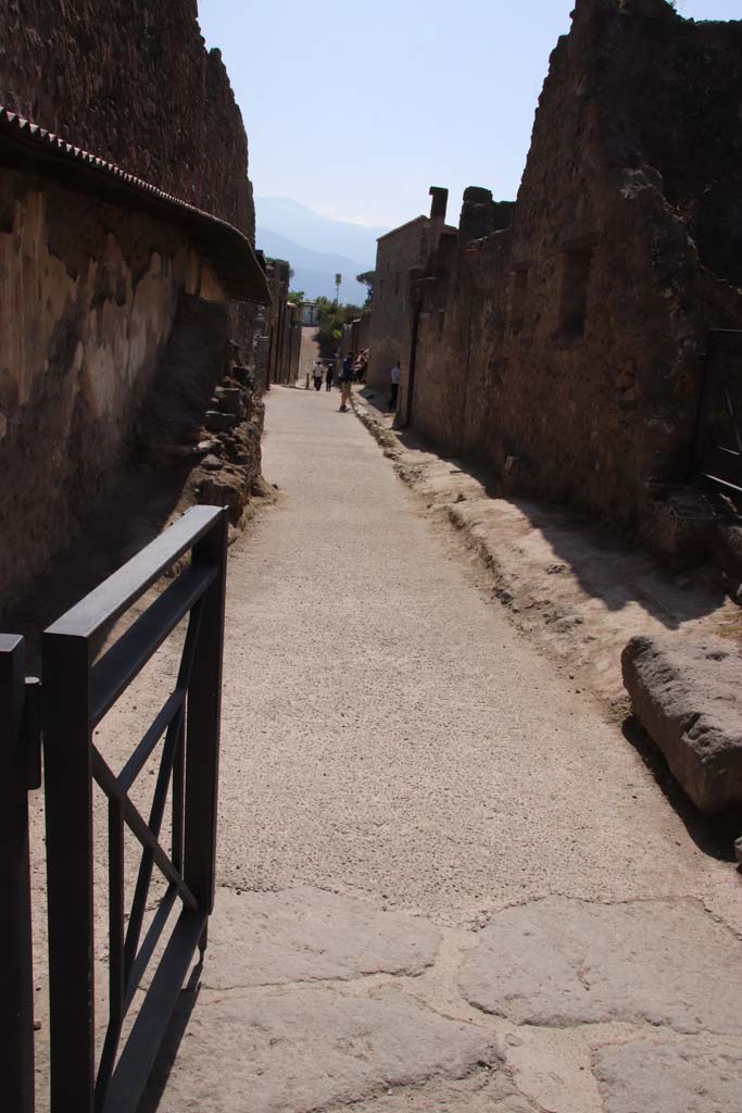 Vicolo dell'Efebo, Pompeii. September 2019. Looking south from Via dell�Abbondanza.
Photo courtesy of Klaus Heese.
