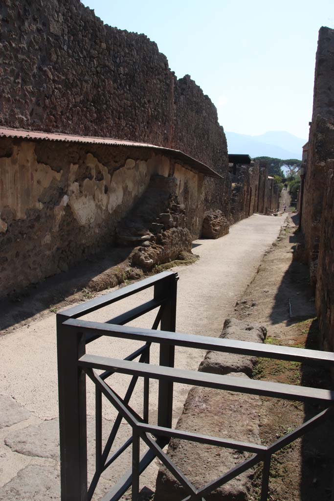 Vicolo dell'Efebo, Pompeii. September 2017. Looking south from junction with Via dell�Abbondanza between I.8 on left, and I.7, on right.
Photo courtesy of Klaus Heese.
