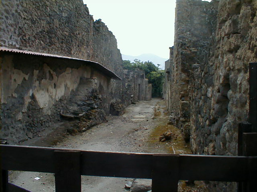 Vicolo dell�Efebo, September 2004. Looking south from junction with Via dell� Abbondanza between I.8 and I.7.