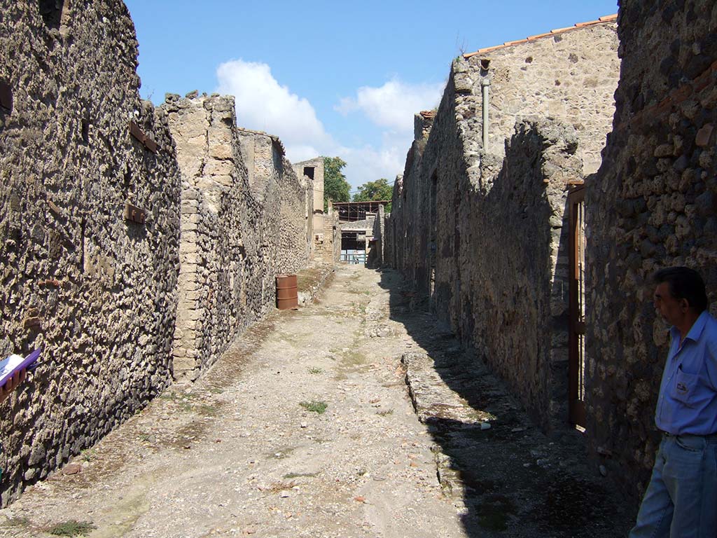Vicolo dell�Efebo between I.7 and I.8. September 2005. Looking north. 