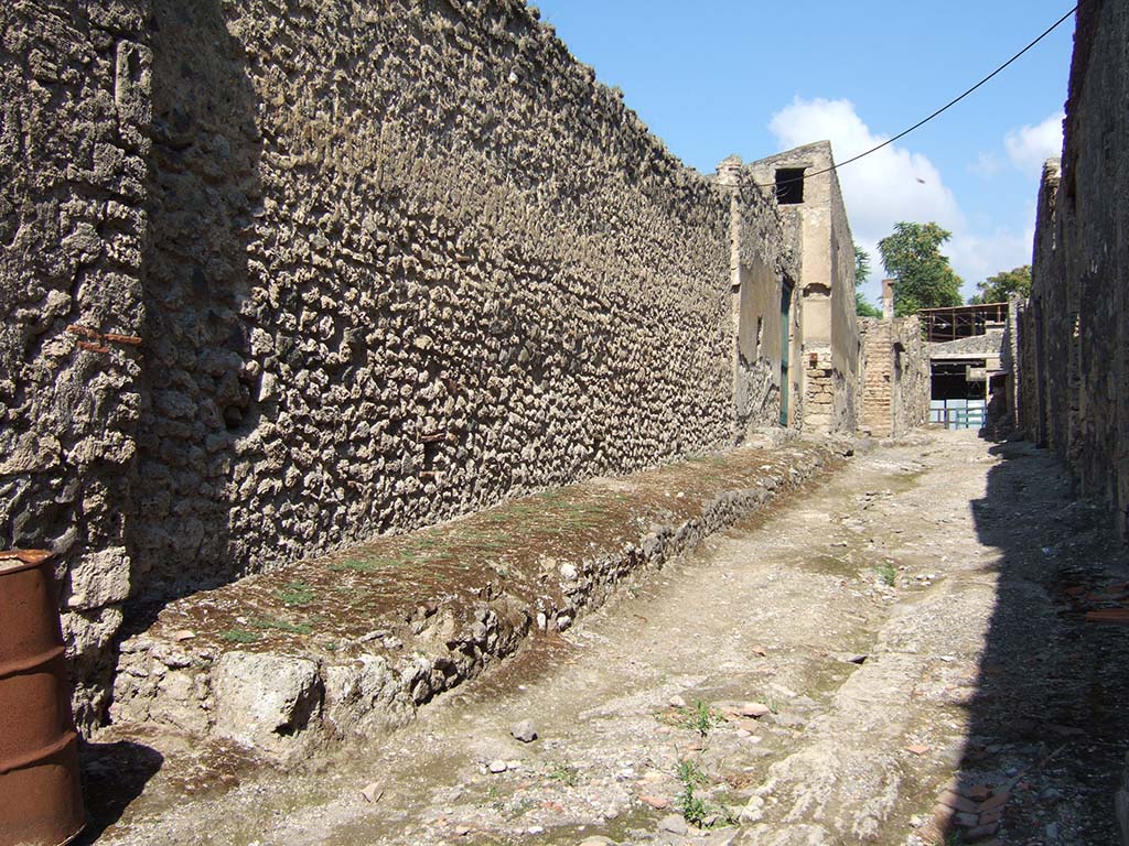 Vicolo dell�Efebo between I.7 and I.8, west side. September 2005. Looking north to Via dell� Abbondanza. 